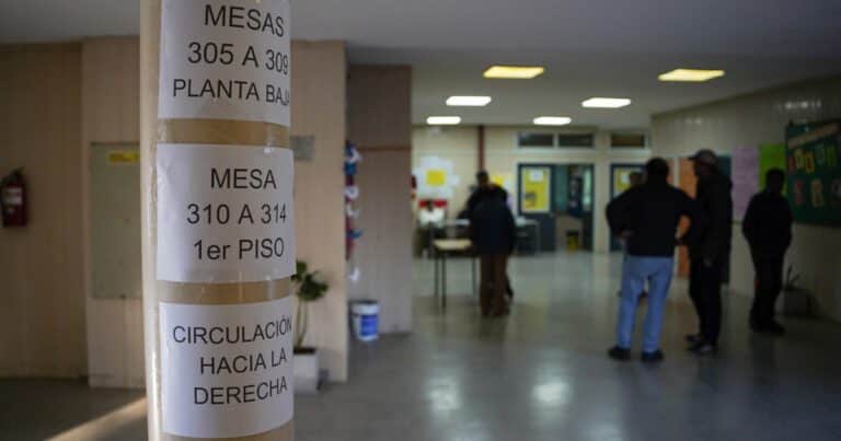 Elecciones en Buenos Aires: en una mañana muy fría, hubo demoras en la apertura de las mesas donde votarán referentes de La Libertad Avanza y el peronismo
