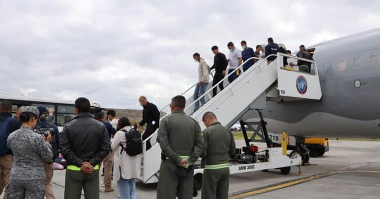 Llega el primer avión con argentinos deportados por el gobierno de Donald Trump