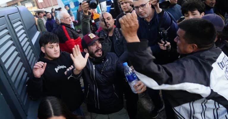 Corridas, empujones y pedradas: el breve enfrentamiento en la previa del acto de Milei en Moreno
