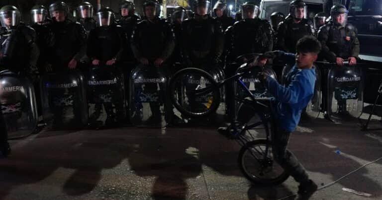 Con un mensaje por handy, Milei felicitó a las fuerzas de seguridad por el acto de LLA en Moreno: «El mejor operativo de la historia»