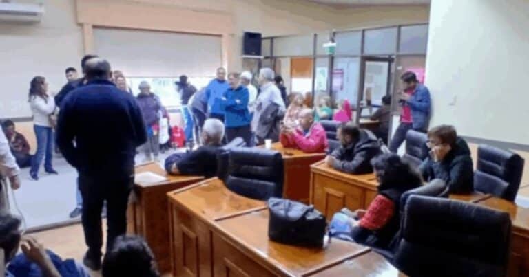Tomaron el Concejo Deliberante de Rawson por un aumento de luz: gritos, empujones y una vecina evacuada por la ventana