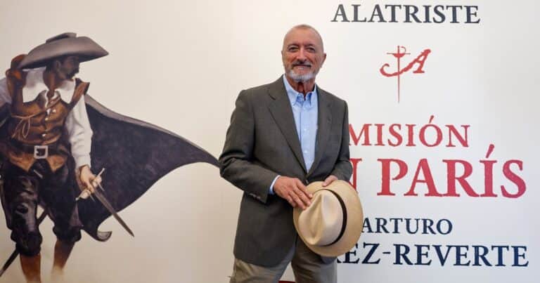 Pérez–Reverte vuelve a «reconciliarse con España» con Alatriste y ‘Misión en París’