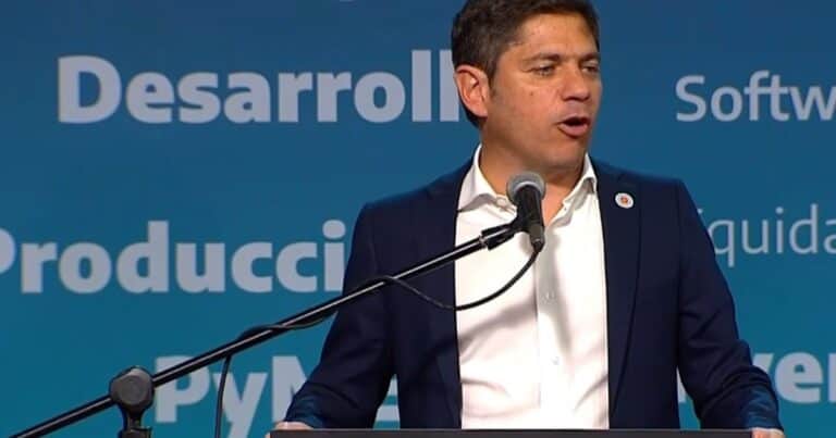 Axel Kicillof cerró la campaña en la Primera Sección con Sergio Massa y llamó «inútiles» a Luis Caputo y su equipo económico