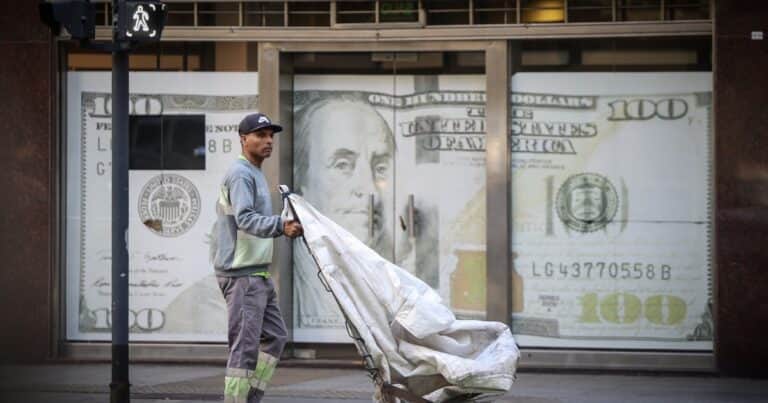 Revés para Milei en el Congreso y ventas del Banco Central disparan el riesgo país a 1.300 puntos