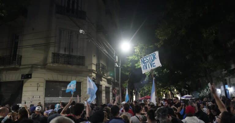 Elecciones 2025: la casa de Cristina, otra vez el punto de reunión de la militancia y parada obligada de los candidatos