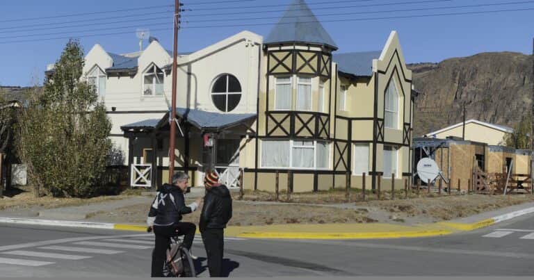 Encuentran un muerto dentro de un hotel de los Kirchner ocupado ilegalmente y la Justicia ordena su desalojo