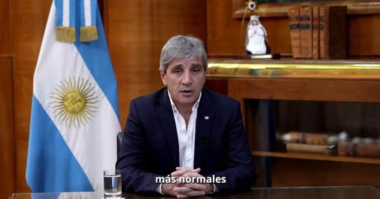 Caputo aseguró que una devaluación no brinda competitividad y les hizo un guiño a los empresarios de IDEA: «Se vienen las reformas laboral y tributaria»