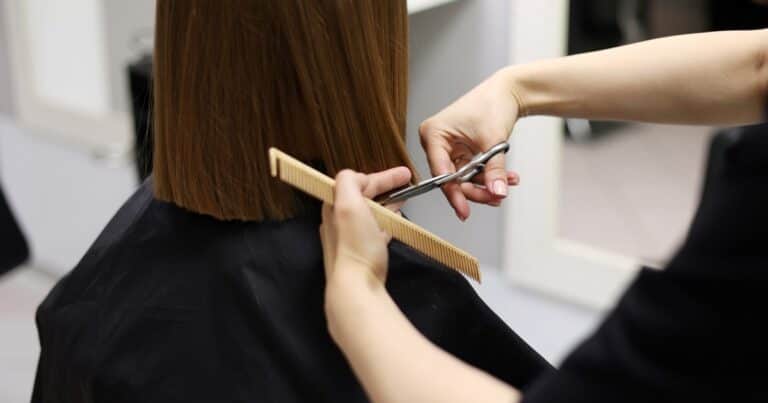 Calendario lunar de octubre 2025: los mejores días para cortar el cabello según las fases de la Luna