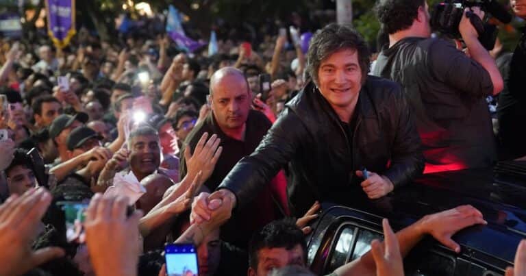 Milei cerró la campaña de sus candidatos en Córdoba: breve discurso y accidentada caravana por la zona universitaria
