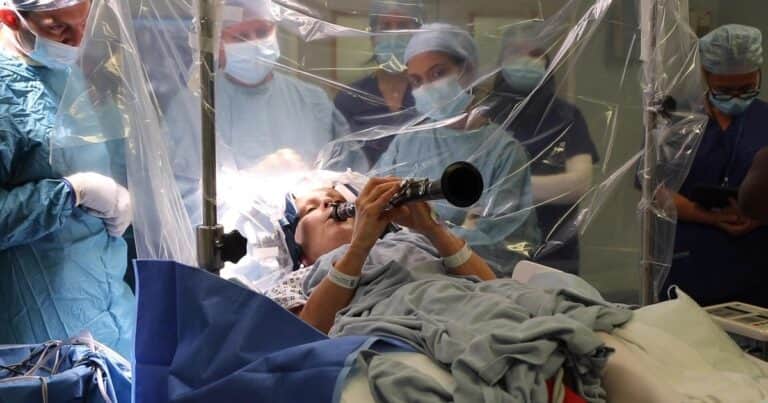 Milagro en el quirófano: una mujer tocó el clarinete durante una cirugía y el resultado impactó a los médicos