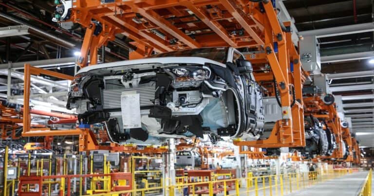 La producción automotriz cayó por tercer mes consecutivo