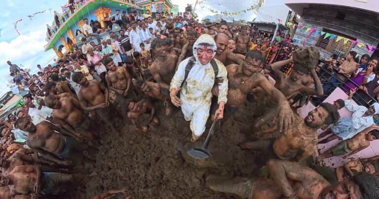 Un influencer se metió en el festival de excremento de vaca y provocó una fuerte polémica