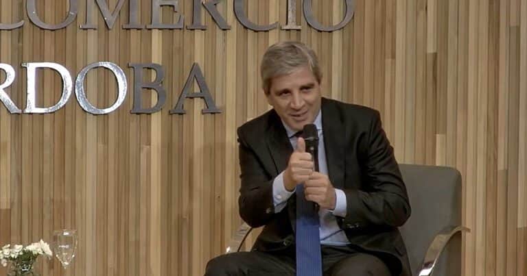 Caputo llevó calma por el dólar, pero advirtió por las próximas reformas y dejó un mensaje electoral: «Un voto no kirchnerista que no vaya a LLA será un voto perdido»
