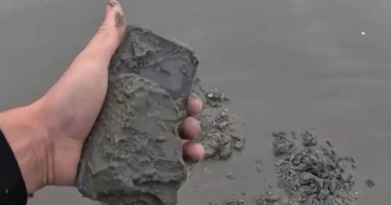 Encontró un iPhone enterrado en una playa y logró ubicar a su dueña: «Pensé que nunca más lo volvería a tener»