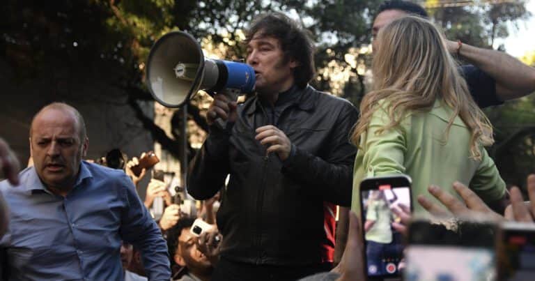 «¿Y vos a quién votás?»: la insólita encuesta que lanzó Milei en redes acusando al peronismo de robar, matar y violar