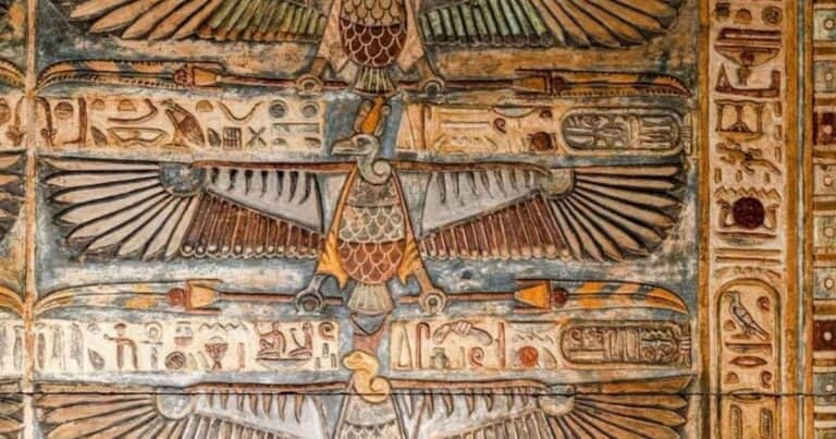 Al limpiar un templo egipcio de hace 2000 años descubrieron inscripciones en color