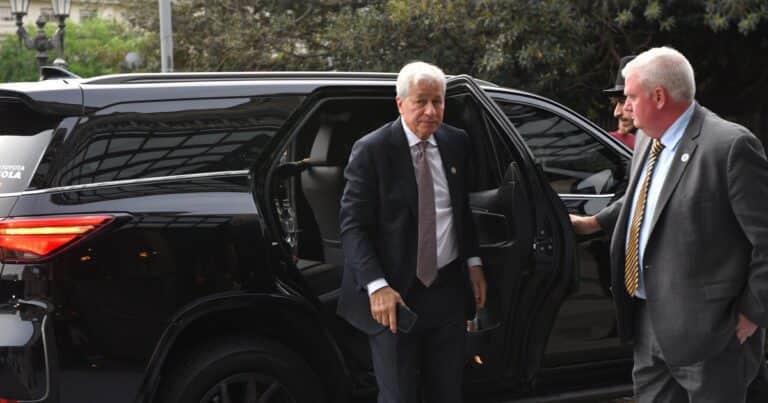 Expectativa por el encuentro del número uno de Wall Street con Milei y Caputo, en busca de ayuda financiera