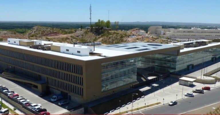 Abusó y embarazó a su hija adolescente: la atacó cuando estaba en un piyama party con sus amigas