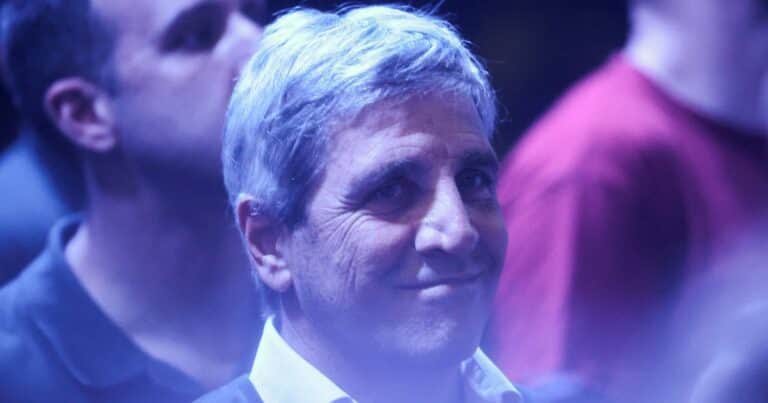 La caída del riesgo país acerca a la deuda argentina a Angola y Pakistán: cuánto falta para volver a los mercados