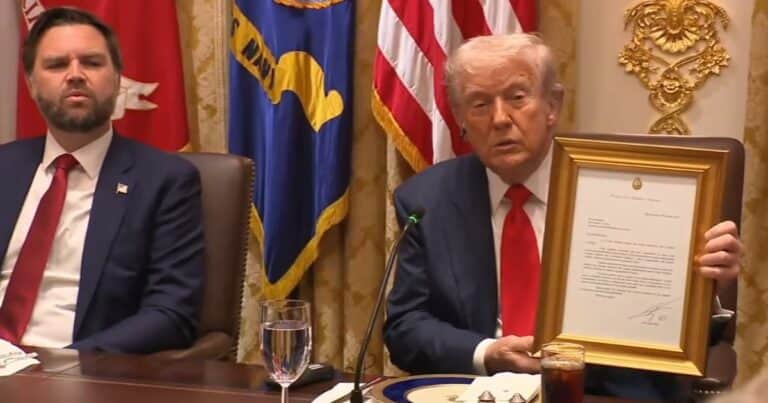 Milei le regaló a Trump una carta escrita por las familias de los rehenes argentinos liberados por Hamas