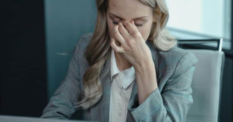 Notó dos hendiduras en su cabeza y pensó que era algo grave, pero al final descubrió la verdadera causa: «Lo resolví»