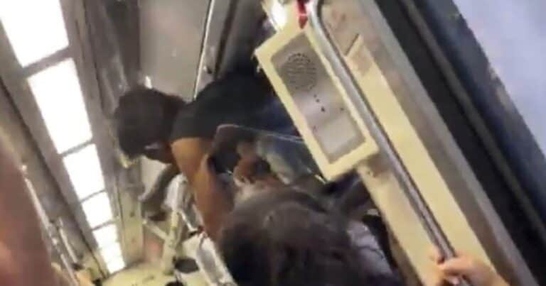 Un hombre que viajaba colgado de la ventana de un tren murió cuando la formación entró en un túnel: el video