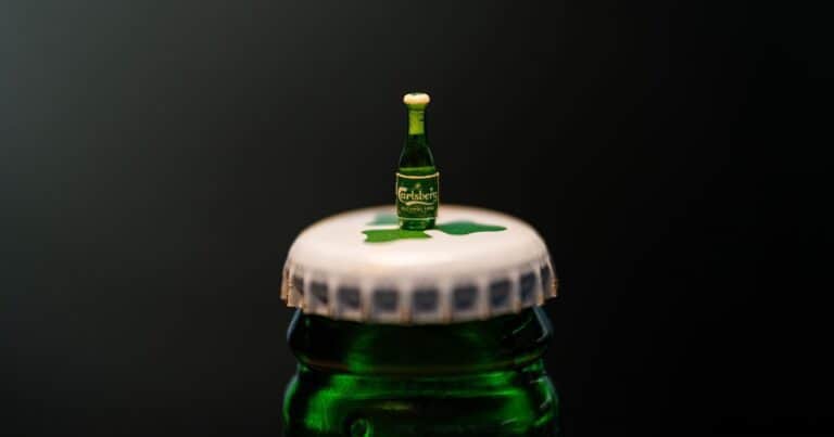 Fabricaron la botella de cerveza más pequeña del mundo: el motivo y el premio para quien supere el récord