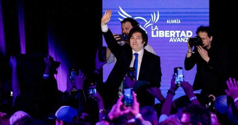 El peso argentino sigue bajo presión pese al triunfo de Milei, según la lectura The Wall Street Journal
