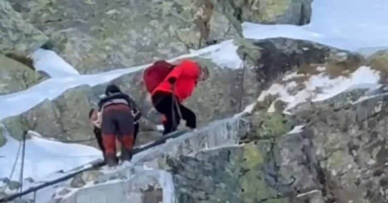 Una pareja intentó escalar el pico más alto de Polonia con su bebé de 9 meses en brazos y generó indignación en redes sociales