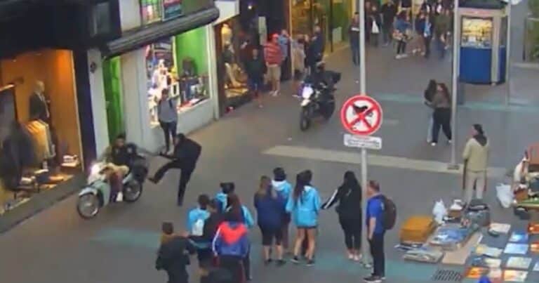 Escapó a contramano por el centro de Mar del Plata, atropelló a un agente de tránsito y lo detuvieron tras una larga persecución