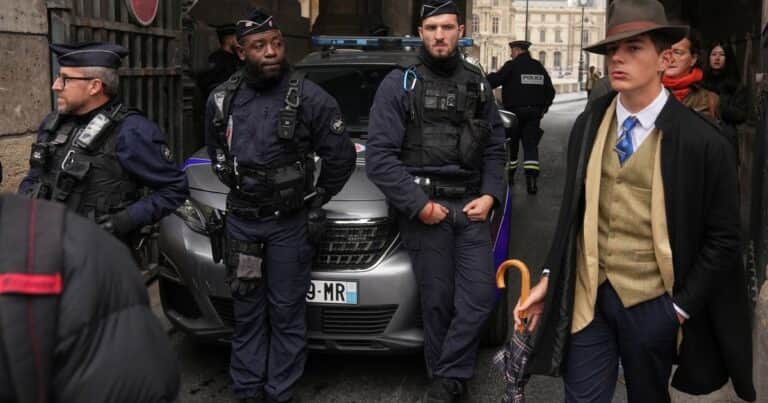 Se supo quién es el supuesto «joven detective» que apareció en una foto tras el robo al Museo del Louvre