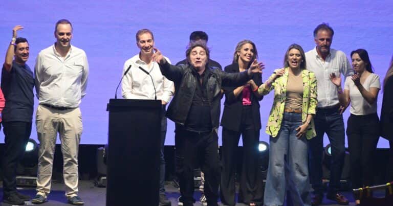 Javier Milei y sus medidas, EN VIVO: el Presidente vuelve por tierra desde Rosario a Buenos Aires, y se reunirá por la tarde con el CEO de JP Morgan por ayuda financiera