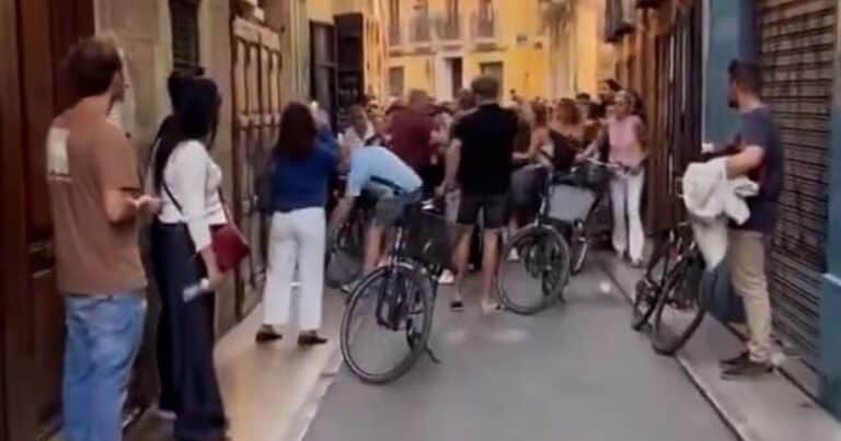 El violento momento en el que un grupo de turistas se enfrentó con locales en un callejón de Valencia