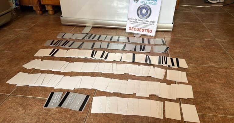 Paquetes turísticos muy baratos: el anzuelo de una banda que montó una usina de clonación de tarjetas de crédito y débito