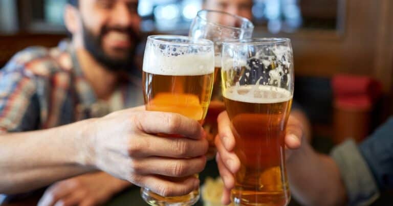 Un neurólogo reveló a qué edad recomienda dejar por completo el alcohol para proteger nuestro cerebro