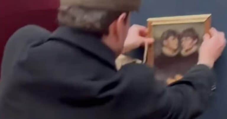 Dos belgas burlaron la seguridad del Louvre y colgaron un cuadro suyo en la sala de La Gioconda