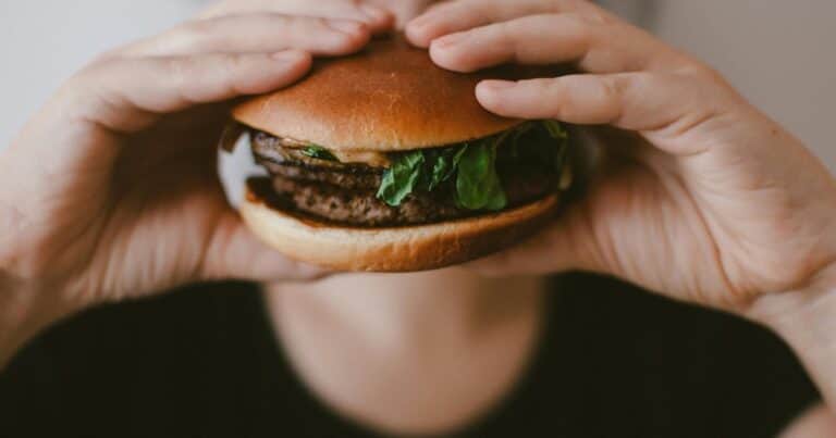 Intentó tragarse una hamburguesa entera sin masticar y quedó en estado crítico: «Solo un milagro puede salvarlo»