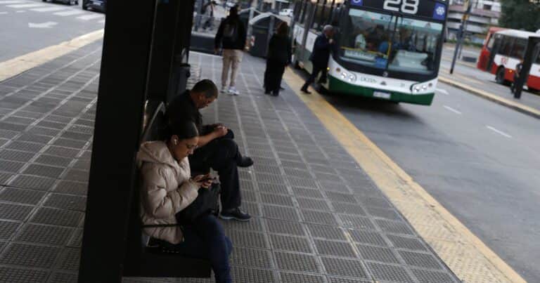 Paro de colectivos: alerta por el pago de aguinaldos en 6 cuotas y sube la tensión por los subsidios
