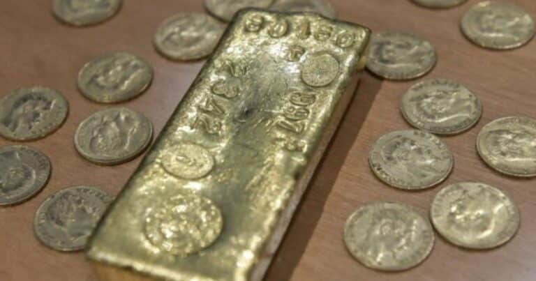 Construía una piscina en su jardín y encontró un tesoro de lingotes y monedas de oro