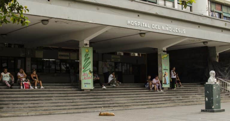 Balearon a una niña en la cabeza en Tucumán: quedó internada en muy grave estado