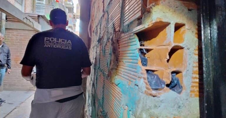 De película: ingresaron a la 1-11-14 haciéndose pasar por fleteros y atraparon al líder del clan Villalba que tenía droga hasta en la pared
