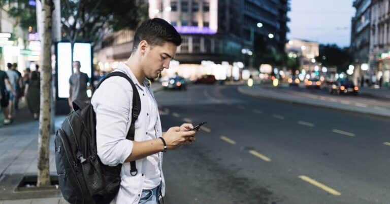 Qué significa caminar con el celular en la mano, según la psicología