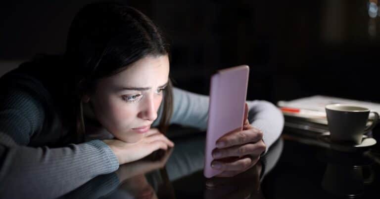 La doble cara de la inteligencia artificial: entre los riesgos de la salud mental y la escasez de terapeutas