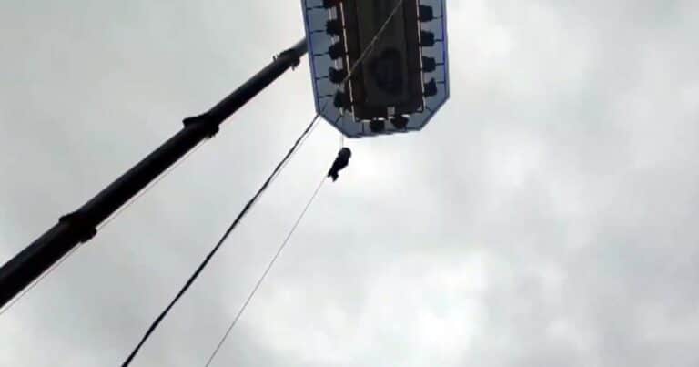 Una familia fue a un «restaurante aéreo» y quedaron varados a 50 metros de altura durante horas hasta ser rescatados