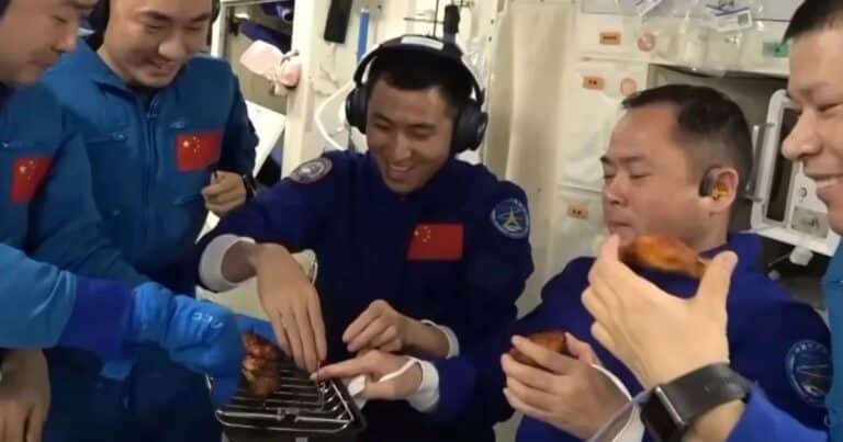Astronautas chinos hacen historia al cocinar por primera vez una barbacoa en el espacio: el resultado final