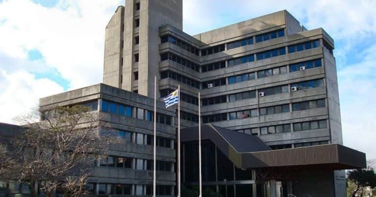 La filtración de la foto de una mujer desnuda en una oficina pública desató un escándalo en Uruguay