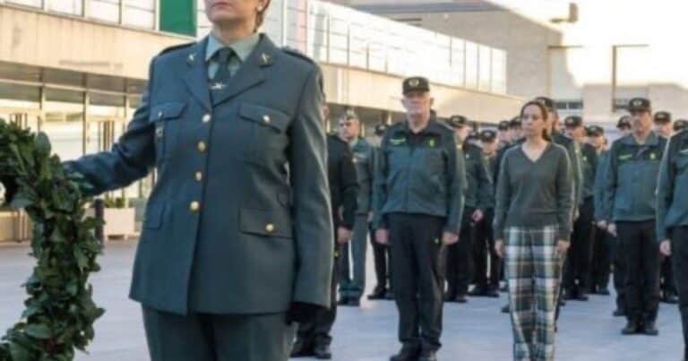 Una funcionaria pública quedó envuelta en una polémica por asistir a un acto en «pijamas»