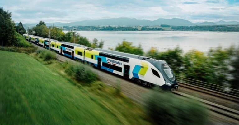 Cuál es el país que inaugura los trenes de dos pisos y cómo son