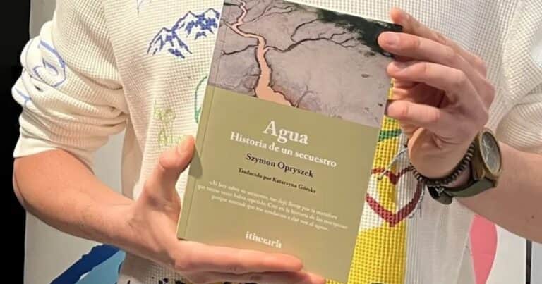 «Agua», el libro que relata la sed global desde el aguacate de México al desierto de Chile