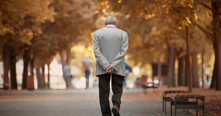 La psicología analiza qué hay detrás del hábito de caminar muy lento